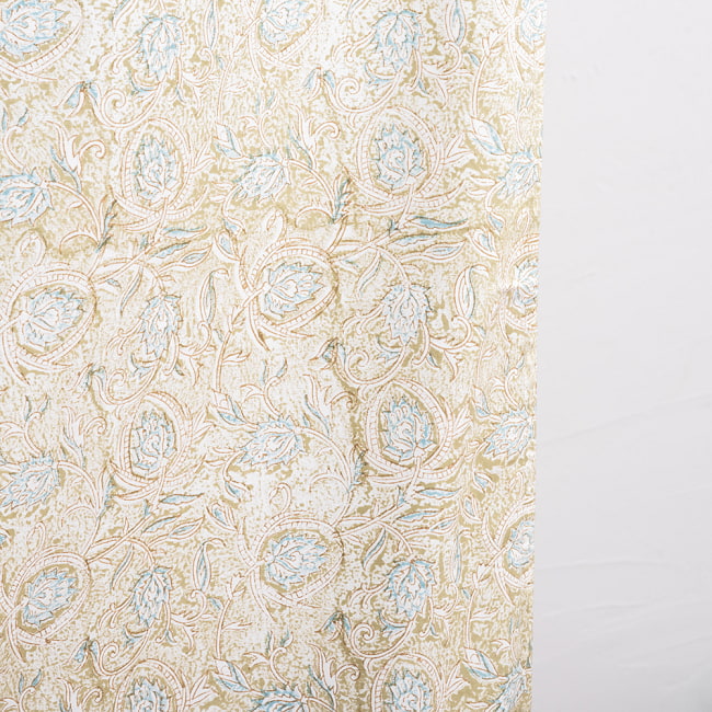 ジャイプル　職人手作り　インド伝統の木版染め更紗マルチクロス〔約220cm×約152cm〕美しい色彩　ボタニカル　テーブルクロス　ベッドカバー　ソファーカバー　パーテーションなどへ 5 - 昔ながらの、ウッドブロック染め独自の質感です。