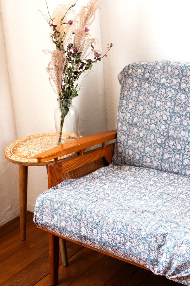 〔各色あり〕使い方は自由！ウッドブロックプリントのマルチクロス〔約180cm×約110cm〕 12 - ソファに掛けてみました