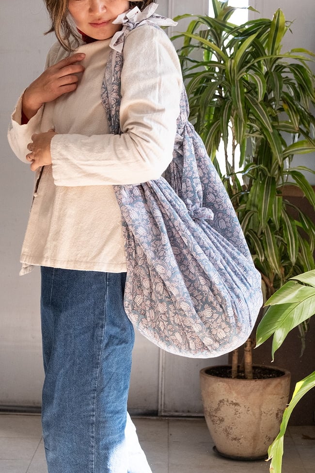 〔各色あり〕使い方は自由！ウッドブロックプリントのマルチクロス〔約180cm×約110cm〕 13 - 即席のバッグとしても◎