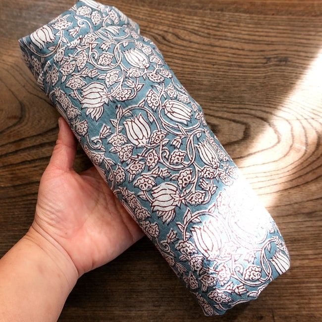 〔各色あり〕使い方は自由！ウッドブロックプリントのマルチクロス〔約180cm×約110cm〕 14 - 畳むとこのくらいでかさばらないのが嬉しい
