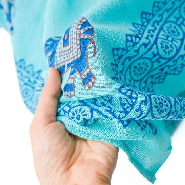 【ウッドブロック】カディコットン風マルチクロス - ミニ象さん(薄ブルー)【220cm×150cm】 4 - 質感を感じていただく為、手に持ってみたところです。
