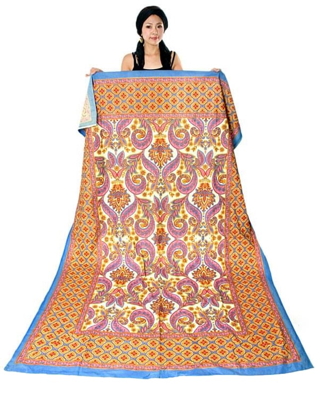 【ウッドブロック】カディコットン風マルチクロス - ミニ象さん(薄ブルー)【220cm×150cm】 6 - サイズを感じていただく為、同サイズ品をモデルさんに持ってもらったところです。シングルベッドカバーとしてはもちろん、ソファーカバーなどにも最適です。