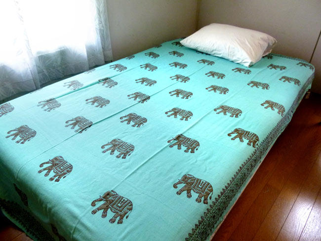 【ウッドブロック】カディコットン風マルチクロス - ミニ象さん(薄ブルー)【220cm×150cm】 7 - 以下同ジャンル品の使用例になります。セミダブル(120cm×196cm)で実際に使用してみたところです。