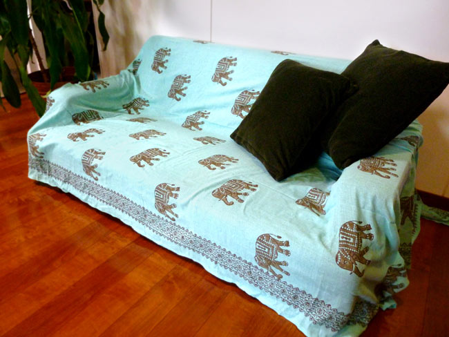 【ウッドブロック】カディコットン風マルチクロス - ミニ象さん(薄ブルー)【220cm×150cm】 8 - 2.5人掛けのソファー(W1430×H530×D770)での使用例です。