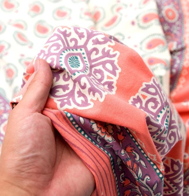 インド綿のマルチクロス - ペイズリー(サーモンピンク)【240cm×150cm】 4 - 質感を感じていただく為、手に持ってみたところです。