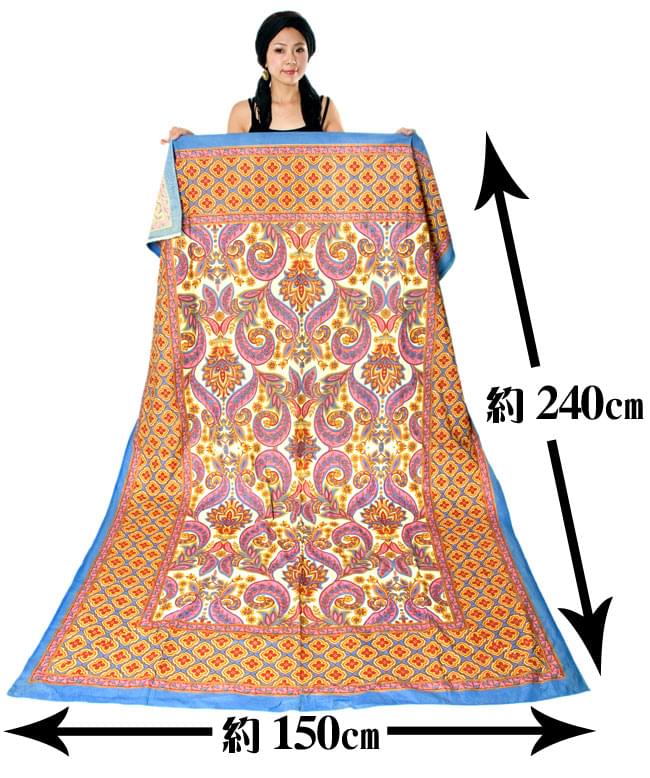 インド綿のマルチクロス - ペイズリー(サーモンピンク)【240cm×150cm】 6 - サイズを感じていただく為、同サイズ品をモデルさんに持ってもらったところです。シングルベッドカバーとしてはもちろん、ソファーカバーなどにも最適です。