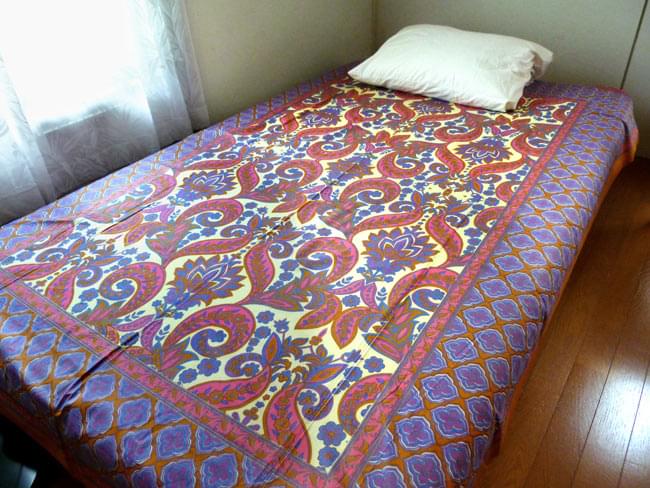 インド綿のマルチクロス - ペイズリー(サーモンピンク)【240cm×150cm】 8 - 以下同ジャンル品の使用例になります。セミダブル(120cm×196cm)で実際に使用してみたところです。