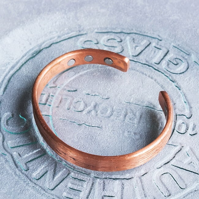 インドの純銅製バングル 美しいヘアライン調プレーンデザイン　マグネット6個内蔵　アーユルヴェーダやプージャで親しまれる銅　ユニセックスデザイン 2 - 全体写真です