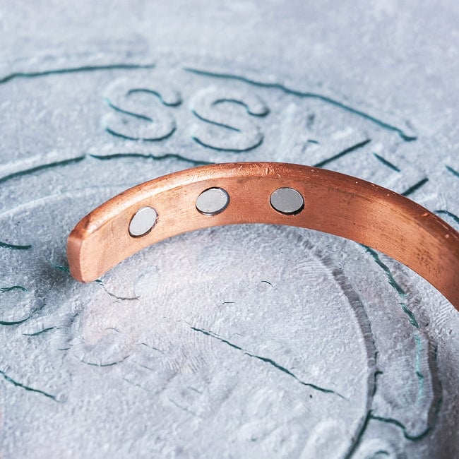 インドの純銅製バングル 美しいヘアライン調プレーンデザイン　マグネット6個内蔵　アーユルヴェーダやプージャで親しまれる銅　ユニセックスデザイン 4 - 拡大写真です