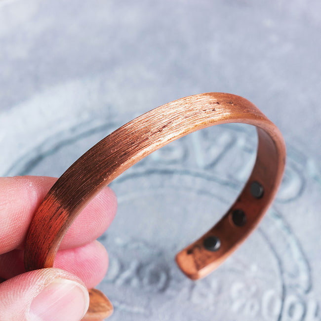 インドの純銅製バングル 美しいヘアライン調プレーンデザイン　マグネット6個内蔵　アーユルヴェーダやプージャで親しまれる銅　ユニセックスデザイン 5 - とても美しいデザイン