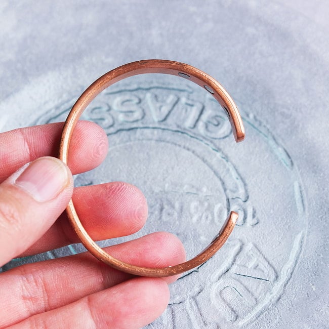 インドの純銅製バングル 美しいヘアライン調プレーンデザイン　マグネット6個内蔵　アーユルヴェーダやプージャで親しまれる銅　ユニセックスデザイン 6 - 横からの写真です