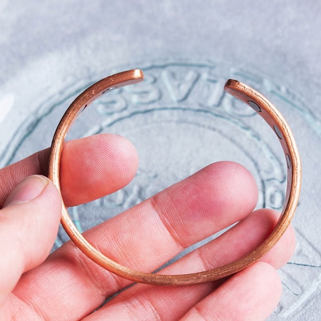 インドの純銅製バングル 美しいヘアライン調プレーンデザイン　マグネット6個内蔵　アーユルヴェーダやプージャで親しまれる銅　ユニセックスデザイン 7 - バングルを閉じたところです