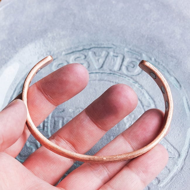 インドの純銅製バングル 美しいヘアライン調プレーンデザイン　マグネット6個内蔵　アーユルヴェーダやプージャで親しまれる銅　ユニセックスデザイン 8 - 開いたところです