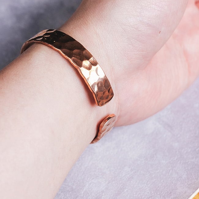 インドの純銅製バングル 美しい槌目調デザイン　マグネット6個内蔵 アーユルヴェーダやプージャで親しまれる銅　ユニセックスデザイン 10 - 自由にサイズを変えられるユニセックスのフリーサイズ