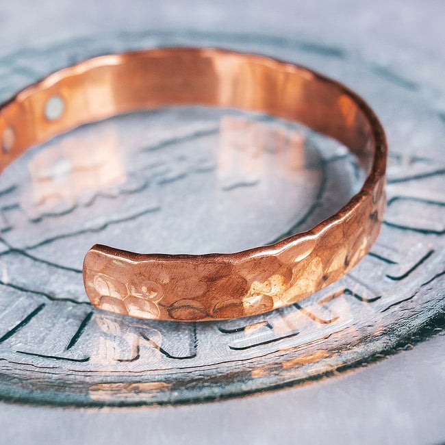 インドの純銅製バングル 美しい槌目調デザイン　マグネット6個内蔵 アーユルヴェーダやプージャで親しまれる銅　ユニセックスデザイン 3 - 別の角度からです