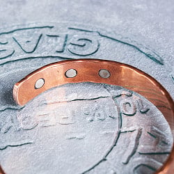 インドの純銅製バングル 美しい槌目調デザイン　マグネット6個内蔵 アーユルヴェーダやプージャで親しまれる銅　ユニセックスデザイン - サブ4