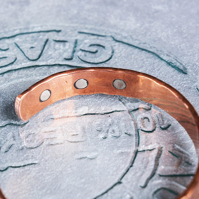 インドの純銅製バングル 美しい槌目調デザイン　マグネット6個内蔵 アーユルヴェーダやプージャで親しまれる銅　ユニセックスデザイン 4 - 拡大写真です