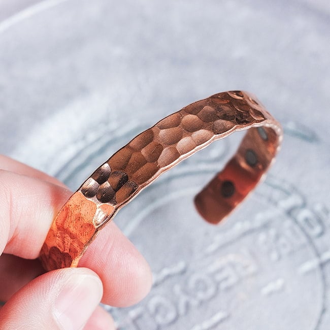 インドの純銅製バングル 美しい槌目調デザイン　マグネット6個内蔵 アーユルヴェーダやプージャで親しまれる銅　ユニセックスデザイン 5 - とても美しいデザイン