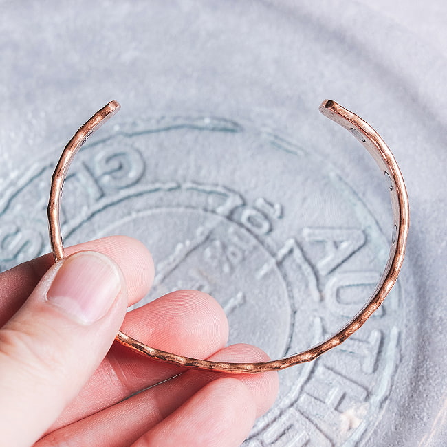 インドの純銅製バングル 美しい槌目調デザイン　マグネット6個内蔵 アーユルヴェーダやプージャで親しまれる銅　ユニセックスデザイン 7 - バングルを閉じたところです