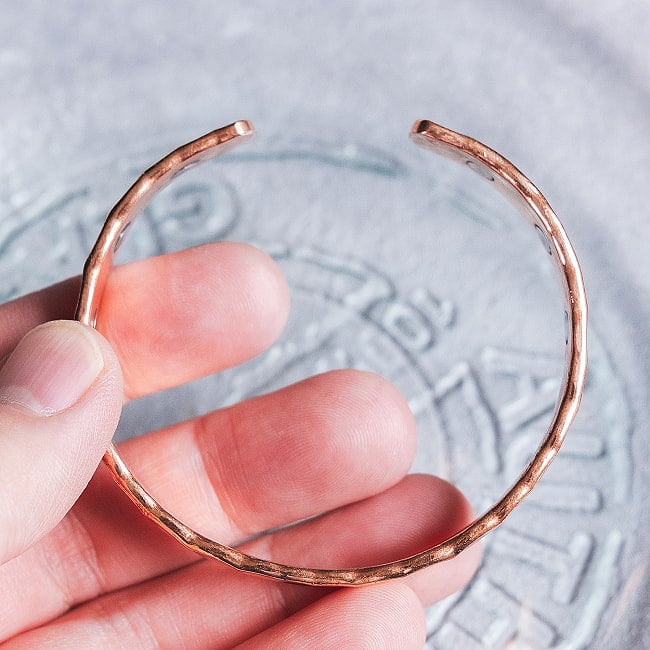 インドの純銅製バングル 美しい槌目調デザイン　マグネット6個内蔵 アーユルヴェーダやプージャで親しまれる銅　ユニセックスデザイン 8 - 開いたところです