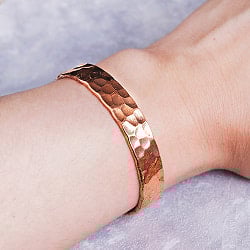 インドの純銅製バングル 美しい槌目調デザイン　マグネット6個内蔵 アーユルヴェーダやプージャで親しまれる銅　ユニセックスデザインの画像