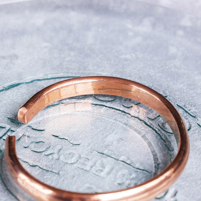 インドの純銅製バングル 丸みのある美しいフォルム　鏡面プレーンデザイン アーユルヴェーダやプージャで親しまれる銅　ユニセックスデザイン 4 - 拡大写真です