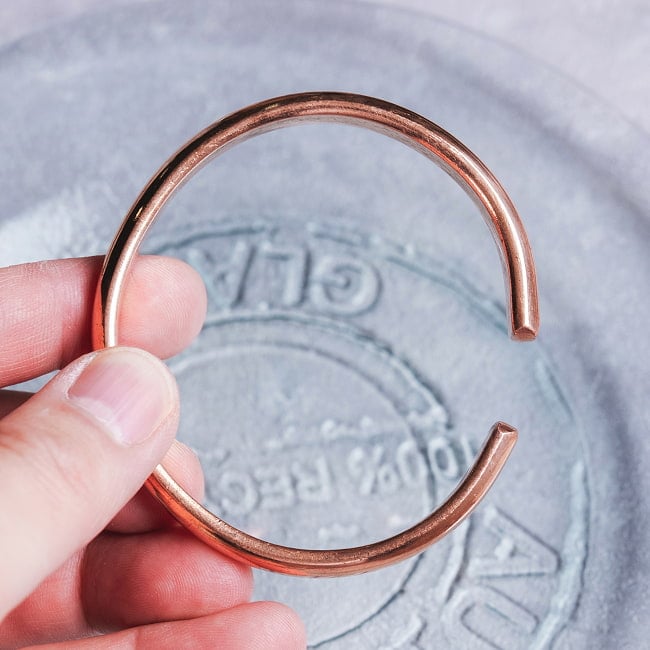 インドの純銅製バングル 丸みのある美しいフォルム　鏡面プレーンデザイン アーユルヴェーダやプージャで親しまれる銅　ユニセックスデザイン 6 - 横からの写真です