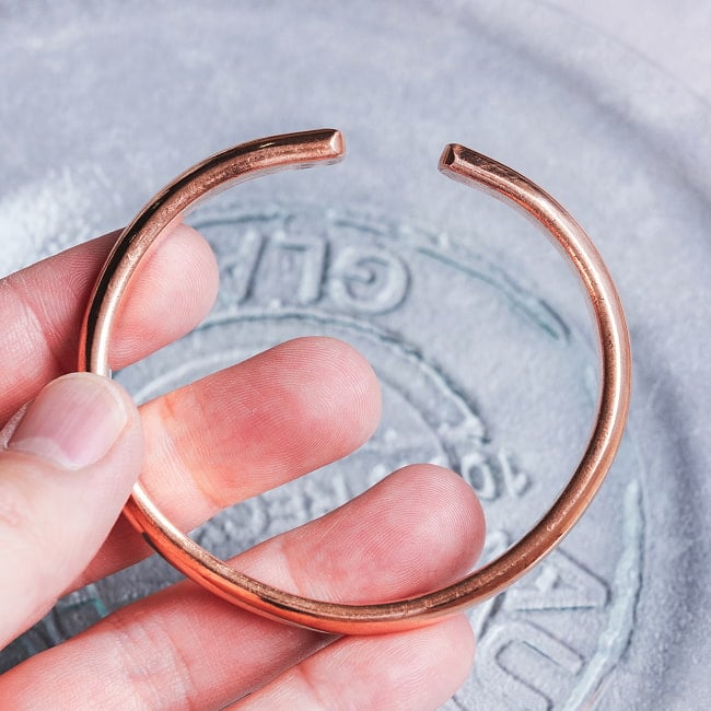 インドの純銅製バングル 丸みのある美しいフォルム　鏡面プレーンデザイン アーユルヴェーダやプージャで親しまれる銅　ユニセックスデザイン 7 - バングルを閉じたところです