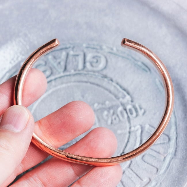 インドの純銅製バングル 丸みのある美しいフォルム　鏡面プレーンデザイン アーユルヴェーダやプージャで親しまれる銅　ユニセックスデザイン 8 - 開いたところです