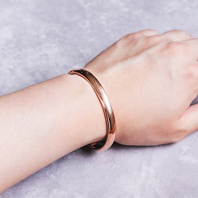 インドの純銅製バングル 丸みのある美しいフォルム　鏡面プレーンデザイン アーユルヴェーダやプージャで親しまれる銅　ユニセックスデザイン 9 - 着用例です