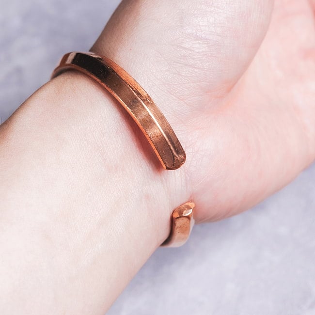 インドの純銅製バングル シク教のカラ(Kara)スタイルのシンプルデザイン　手元に映えるフラットフォルム アーユルヴェーダやプージャで親しまれる銅　ユニセックスデザイン 10 - 自由にサイズを変えられるユニセックスのフリーサイズ