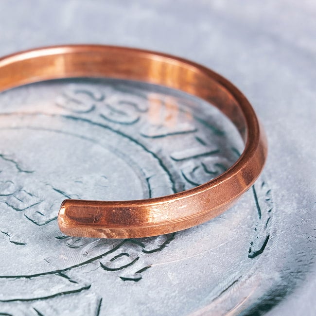 インドの純銅製バングル シク教のカラ(Kara)スタイルのシンプルデザイン　手元に映えるフラットフォルム アーユルヴェーダやプージャで親しまれる銅　ユニセックスデザイン 3 - 別の角度からです