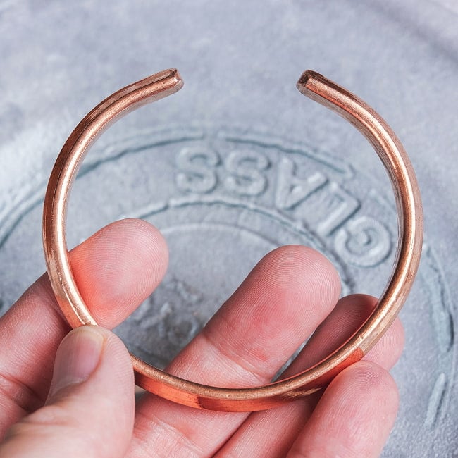 インドの純銅製バングル シク教のカラ(Kara)スタイルのシンプルデザイン　手元に映えるフラットフォルム アーユルヴェーダやプージャで親しまれる銅　ユニセックスデザイン 7 - バングルを閉じたところです