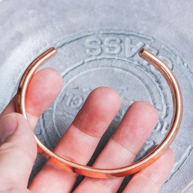 インドの純銅製バングル シク教のカラ(Kara)スタイルのシンプルデザイン　手元に映えるフラットフォルム アーユルヴェーダやプージャで親しまれる銅　ユニセックスデザイン 8 - 開いたところです