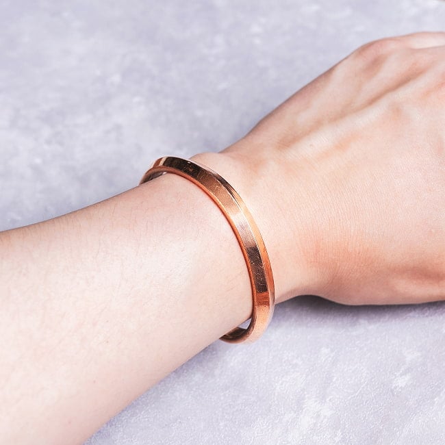 インドの純銅製バングル シク教のカラ(Kara)スタイルのシンプルデザイン　手元に映えるフラットフォルム アーユルヴェーダやプージャで親しまれる銅　ユニセックスデザイン 9 - 着用例です