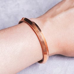 インドの純銅製バングル シク教のカラ(Kara)スタイルのシンプルデザイン　手元に映えるフラットフォルム アーユルヴェーダやプージャで親しまれる銅　ユニセックスデザイン - メイン