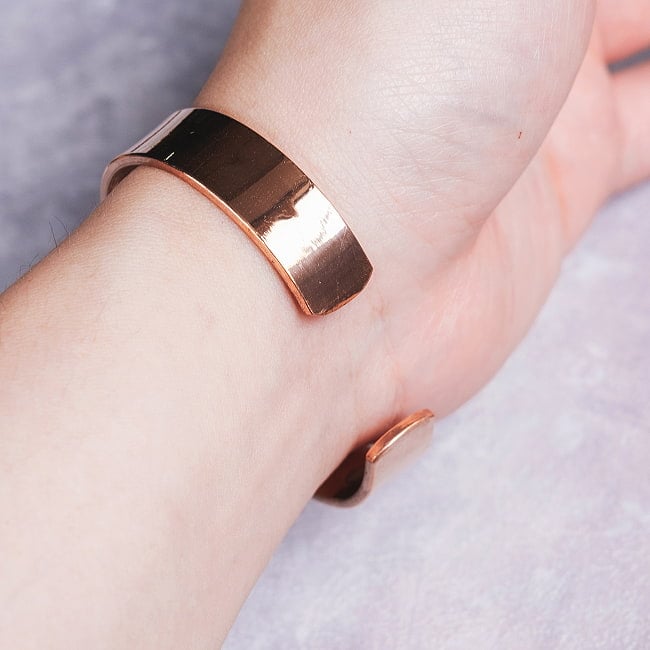 インドの純銅製バングル さり気ないオーンが手元を彩る　鏡面プレーンデザイン マグネット6個内蔵  アーユルヴェーダやプージャで親しまれる銅 ユニセックス 10 - 自由にサイズを変えられるユニセックスのフリーサイズ