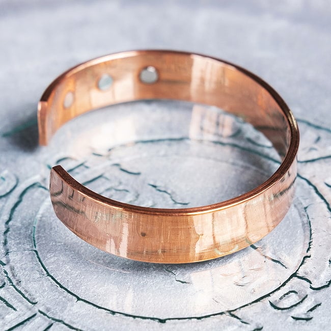 インドの純銅製バングル さり気ないオーンが手元を彩る　鏡面プレーンデザイン マグネット6個内蔵  アーユルヴェーダやプージャで親しまれる銅 ユニセックス 3 - 別の角度からです