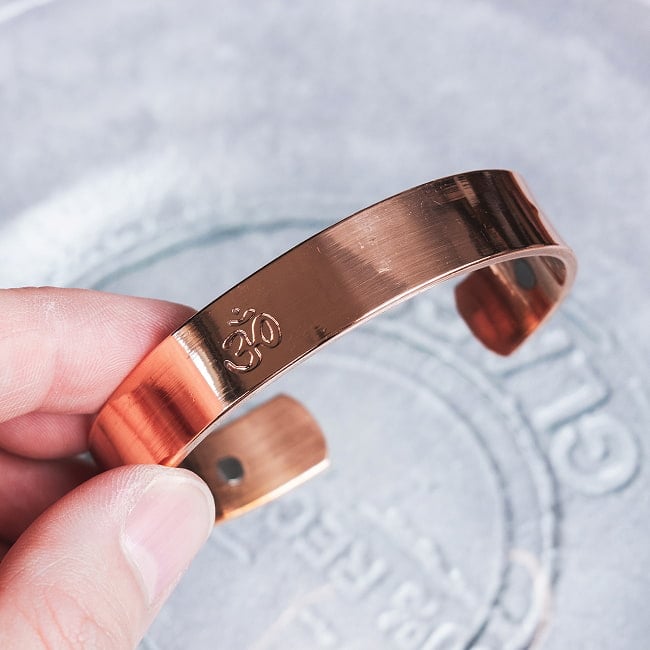 インドの純銅製バングル さり気ないオーンが手元を彩る　鏡面プレーンデザイン マグネット6個内蔵  アーユルヴェーダやプージャで親しまれる銅 ユニセックス 5 - とても美しいデザイン