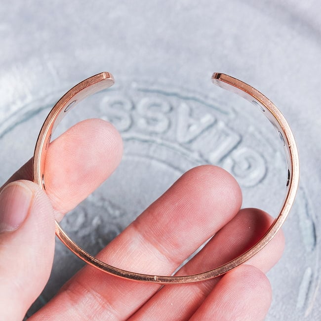 インドの純銅製バングル さり気ないオーンが手元を彩る　鏡面プレーンデザイン マグネット6個内蔵  アーユルヴェーダやプージャで親しまれる銅 ユニセックス 7 - バングルを閉じたところです