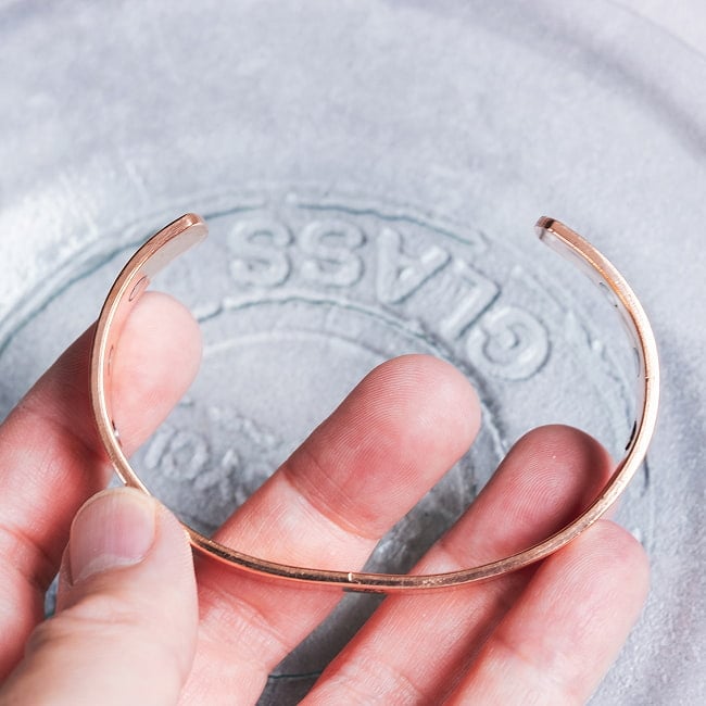 インドの純銅製バングル さり気ないオーンが手元を彩る　鏡面プレーンデザイン マグネット6個内蔵  アーユルヴェーダやプージャで親しまれる銅 ユニセックス 8 - 開いたところです