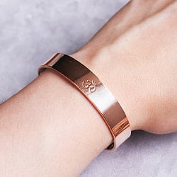 インドの純銅製バングル さり気ないオーンが手元を彩る　鏡面プレーンデザイン マグネット6個内蔵  アーユルヴェーダやプージャで親しまれる銅 ユニセックス - メイン