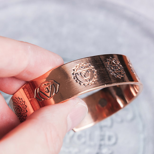 インドの純銅製バングル セブンチャクラが手元を彩る　鏡面プレーンデザイン マグネット6個内蔵 アーユルヴェーダや瞑想の空気感をまとう　ユニセックス 5 - とても美しいデザイン