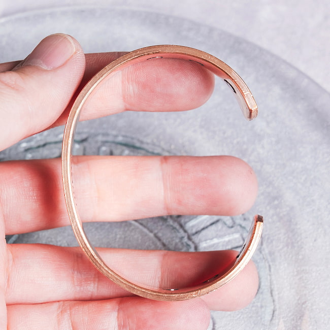 インドの純銅製バングル セブンチャクラが手元を彩る　鏡面プレーンデザイン マグネット6個内蔵 アーユルヴェーダや瞑想の空気感をまとう　ユニセックス 6 - 横からの写真です