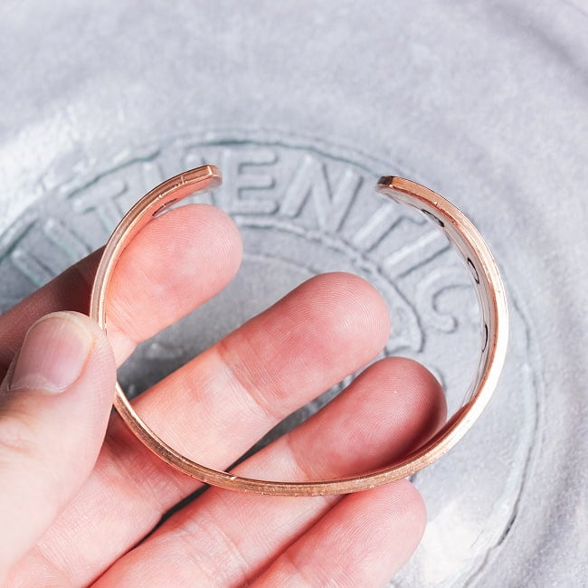 インドの純銅製バングル セブンチャクラが手元を彩る　鏡面プレーンデザイン マグネット6個内蔵 アーユルヴェーダや瞑想の空気感をまとう　ユニセックス 7 - バングルを閉じたところです