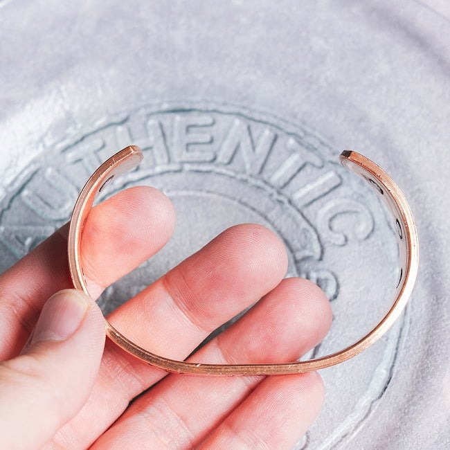 インドの純銅製バングル セブンチャクラが手元を彩る　鏡面プレーンデザイン マグネット6個内蔵 アーユルヴェーダや瞑想の空気感をまとう　ユニセックス 8 - 開いたところです