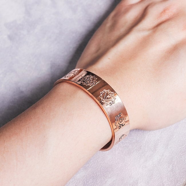 インドの純銅製バングル セブンチャクラが手元を彩る　鏡面プレーンデザイン マグネット6個内蔵 アーユルヴェーダや瞑想の空気感をまとう　ユニセックス 9 - 着用例です