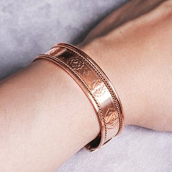 【自由に選べる3個セット】インドの純銅製バングル  アーユルヴェーダやプージャで親しまれる銅　ユニセックスデザイン　カッパーバングルの写真