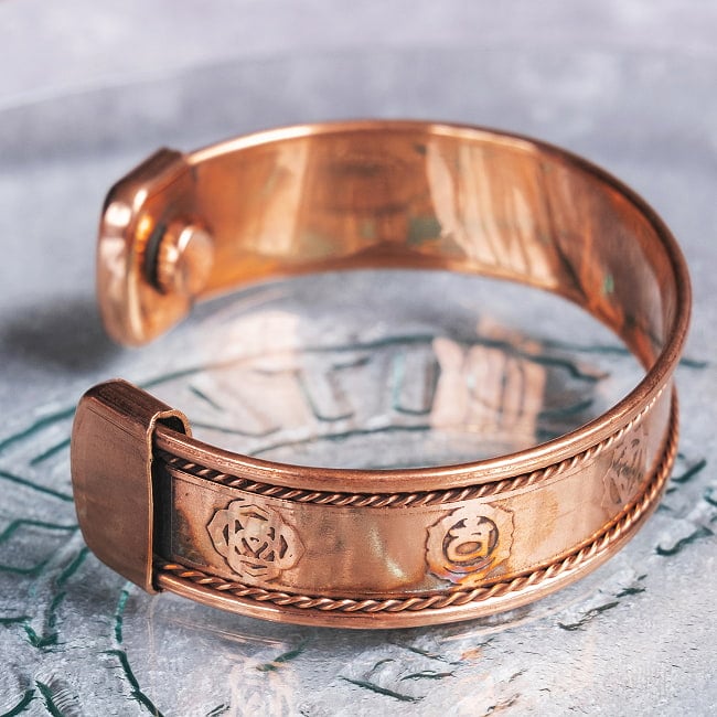 インドの純銅製バングル 立体感のあるセブンチャクラ模様　装飾フレーム付きデザイン マグネット2個内蔵 アーユルヴェーダや瞑想の空気感をまとう 3 - 別の角度からです