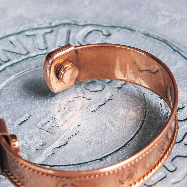 インドの純銅製バングル 立体感のあるセブンチャクラ模様　装飾フレーム付きデザイン マグネット2個内蔵 アーユルヴェーダや瞑想の空気感をまとう 4 - 拡大写真です